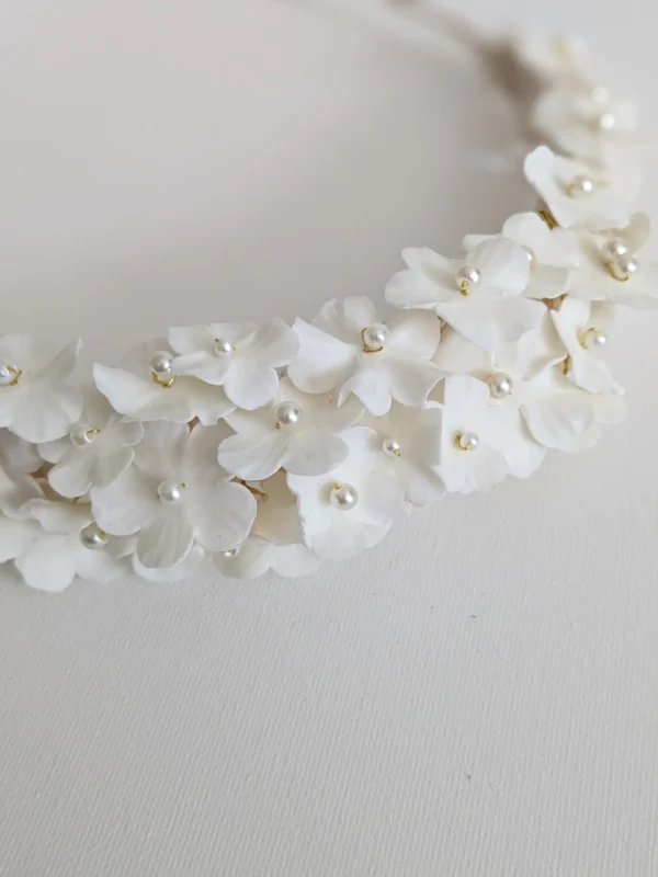 Accessoire mariage de luxe. Couronne de fleurs de porcelaine froide créée artisanalement. Perles nacrées