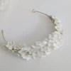 Accessoire mariage de luxe. Couronne de fleurs de porcelaine froide créée artisanalement. Perles nacrées