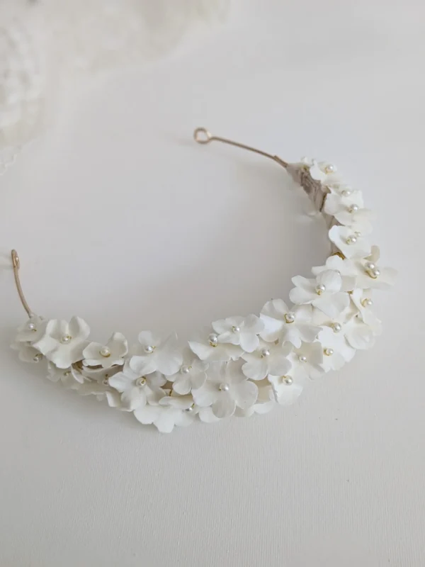 Accessoire mariage de luxe. Couronne de fleurs de porcelaine froide créée artisanalement. Perles nacrées