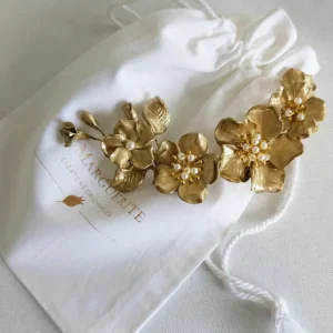 Bijou de cheveux by Marguerite posé sur son pochon