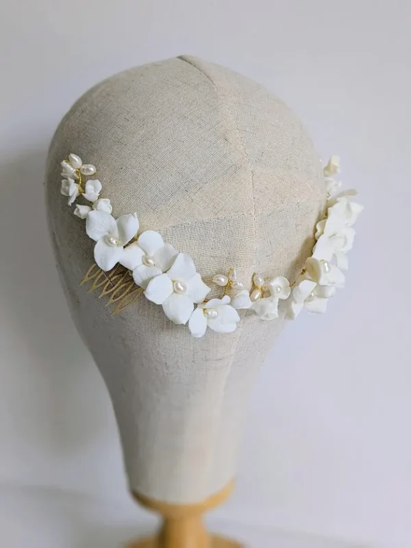 Grand peigne de mariée. pour coiffure de dos. Fleurs de porcelaine froide et perles naturelles. Accessoire mariage personnalisé