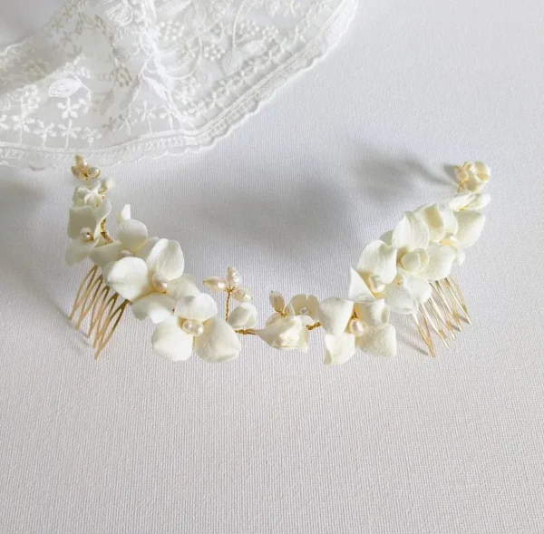 Grand peigne de mariée. pour coiffure de dos. Fleurs de porcelaine froide et perles naturelles. Accessoire mariage personnalisé