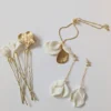 Parure bijoux mariage. Boucles d'oreilles pendantes mariage. Blanc et or