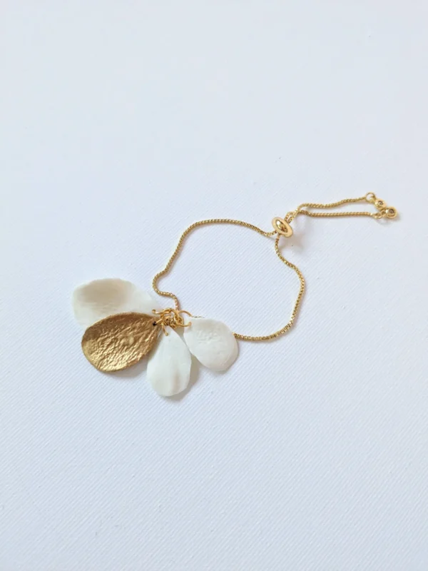 Bracelet de mariage avec 4 pétales mobiles de porcelaine froide.
