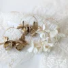 Boucles d'oreilles fleurs blanches de porcelaine froide blanches. Créoles. bijou mariée bohème