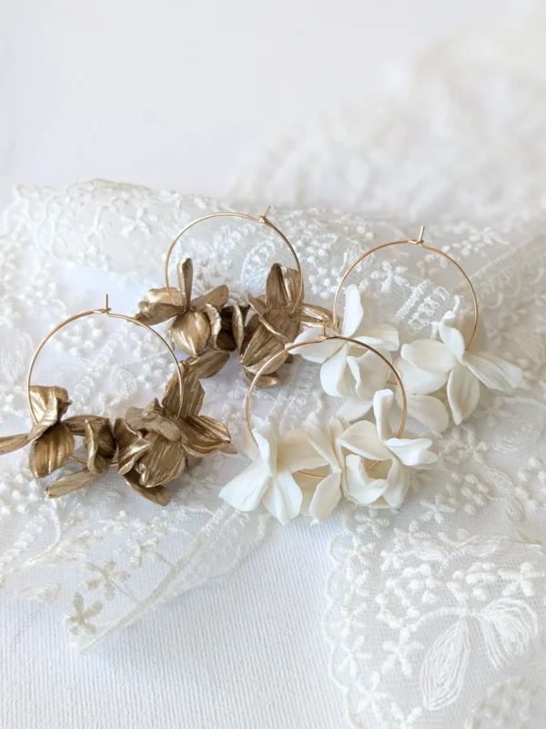 Boucles d'oreilles fleurs blanches de porcelaine froide blanches. Créoles. bijou mariée bohème