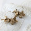 Boucles d'oreilles fleurs dorées façonnées main