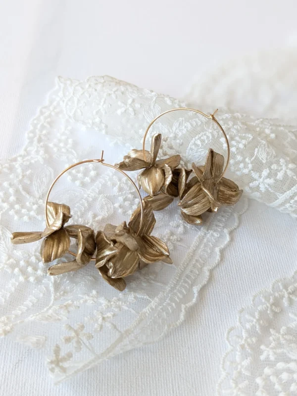 Boucles d'oreilles fleurs dorées façonnées main