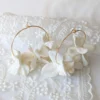 Boucles d'oreilles fleurs blanches de porcelaine froide blanches. Créoles. bijou mariée bohème