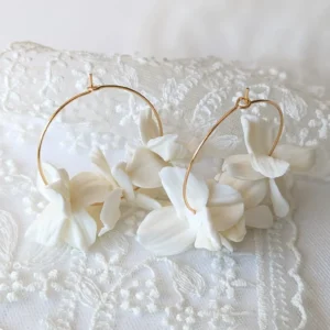Boucles d'oreilles fleurs blanches de porcelaine froide blanches. Créoles. bijou mariée bohème