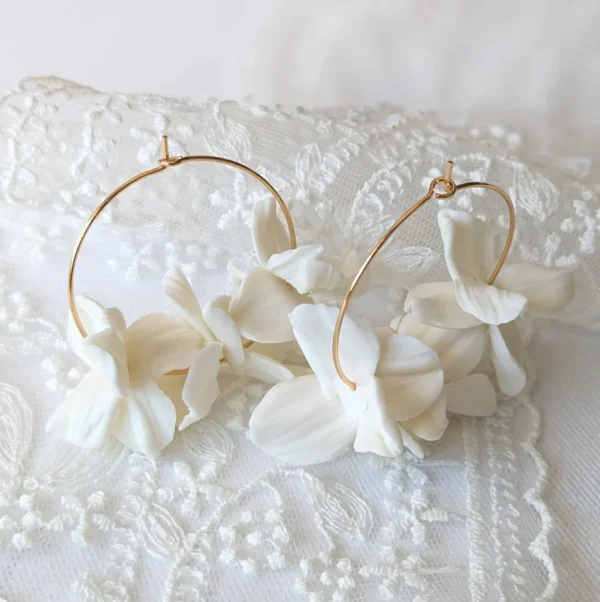 Boucles d'oreilles fleurs blanches de porcelaine froide blanches. Créoles. bijou mariée bohème