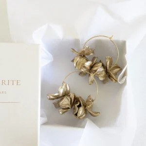 Boucles d'oreilles fleurs dorées champagne de porcelaine froide blanches. Créoles. bijou mariée bohème