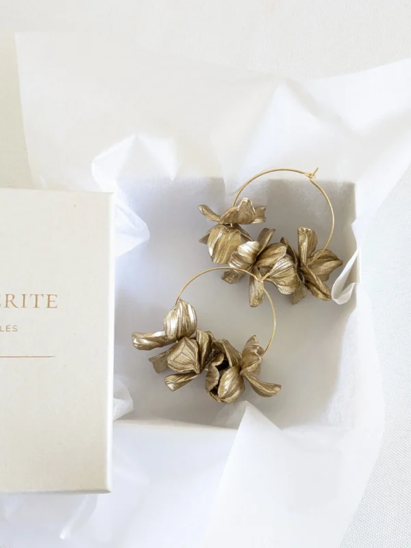 Boucles d'oreilles fleurs dorées champagne de porcelaine froide blanches. Créoles. bijou mariée bohème