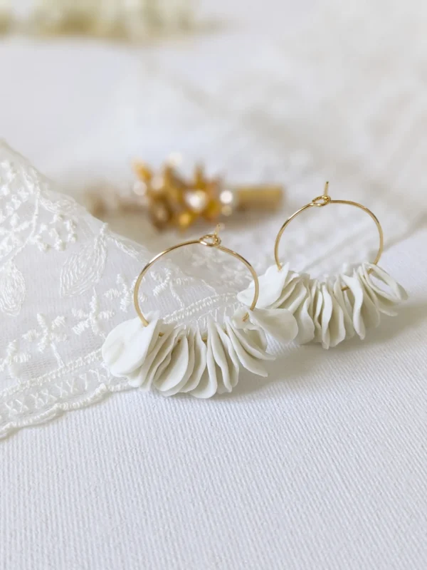 Créoles ornées de pétales de porcelaine pendants. Boucles d'oreilles porcelaine blanche
