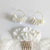 Créoles ornées de pétales de porcelaine pendants et peigne de la mariée assorti.