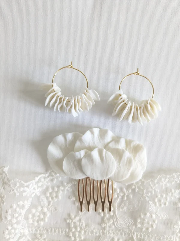 Créoles ornées de pétales de porcelaine pendants et peigne de la mariée assorti.