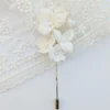 Boutonnière mariage. Fleurs de porcelaine froide. Bijou homme mariage assorti aux bijoux de la mariée.