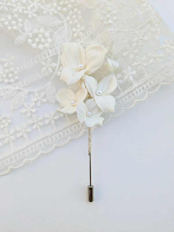 Boutonnière mariage. Fleurs de porcelaine froide. Bijou homme mariage assorti aux bijoux de la mariée.