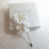 Boutonnière mariage. Fleurs de porcelaine froide. Bijou homme mariage assorti aux bijoux de la mariée.