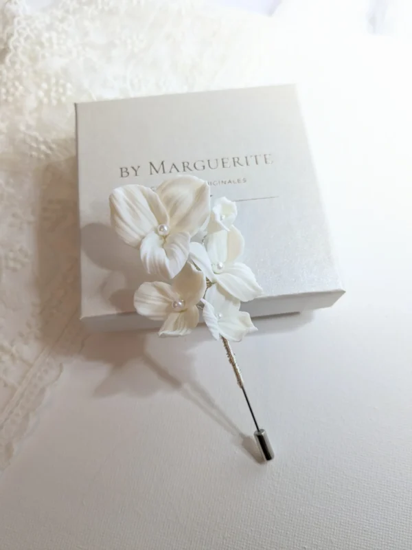 Boutonnière mariage. Fleurs de porcelaine froide. Bijou homme mariage assorti aux bijoux de la mariée.