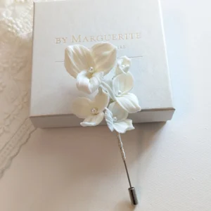 Boutonnière mariage. Fleurs de porcelaine froide. Bijou homme mariage assorti aux bijoux de la mariée.