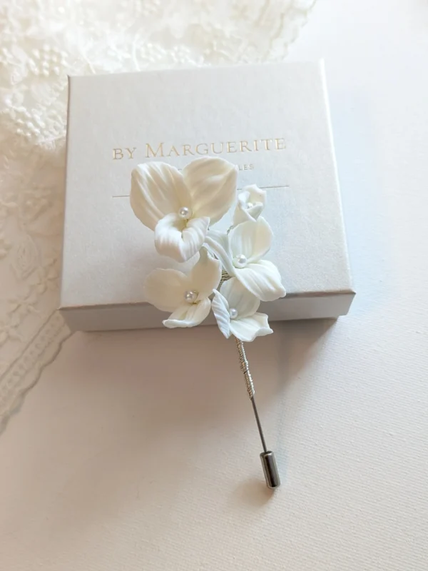 Boutonnière mariage. Fleurs de porcelaine froide. Bijou homme mariage assorti aux bijoux de la mariée.