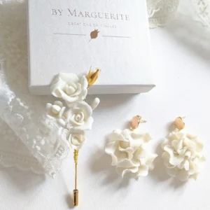 Parure boutonnière et boucles d'oreilles mariage. Bijoux mariage luxe. Porcelaine froide façonnée main.