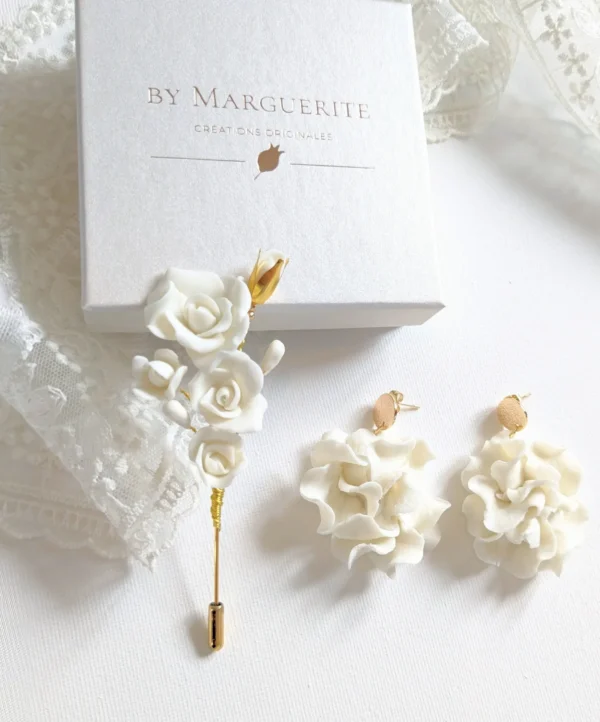 Parure boutonnière et boucles d'oreilles mariage. Bijoux mariage luxe. Porcelaine froide façonnée main.