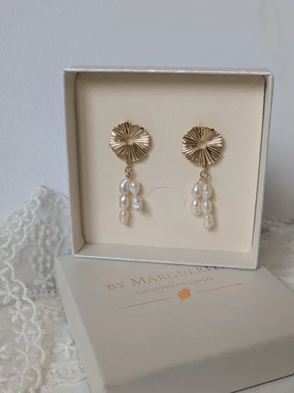 Paire de boucles d'oreilles Albane. Pendants ornées de perles d'eau douce bohèmes. bijou mariage