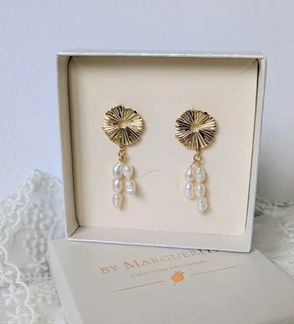 Paire de boucles d'oreilles Albane. Pendants ornées de perles d'eau douce bohèmes