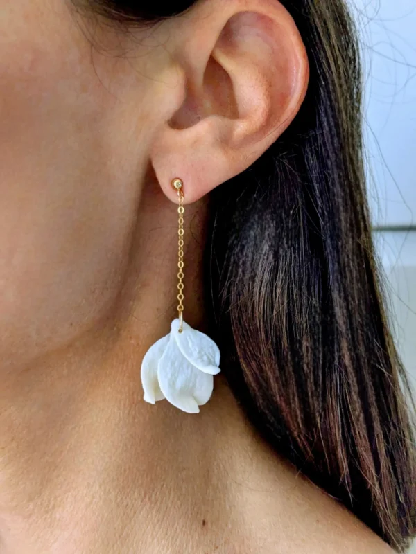 Boucles d'oreilles pendantes mariage Or. Pétales porcelaine et chainette Goldfilled