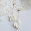 Boucles d'oreilles pendantes mariage Or. Pétales porcelaine et chainette Goldfilled