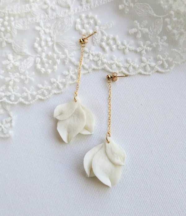 Boucles d'oreilles pendantes mariage Or. Pétales porcelaine et chainette Goldfilled