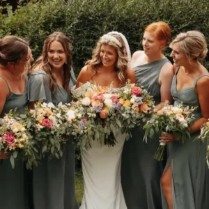 Mariée et ses demoiselles d'honneur. Mariée avec Diadème de fleurs blanches et perles nacrées.