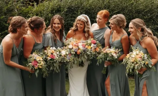 Mariée et ses demoiselles d'honneur. Mariée avec Diadème de fleurs blanches et perles nacrées.