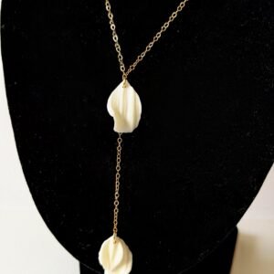 Collier de mariage forme Y, cravate ou lasso en or goldfillest et pétales de porcelaine froide. Bijou de la mariée unique