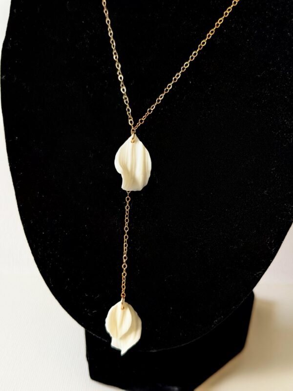 Collier de mariage forme Y, cravate ou lasso en or goldfillest et pétales de porcelaine froide. Bijou de la mariée unique