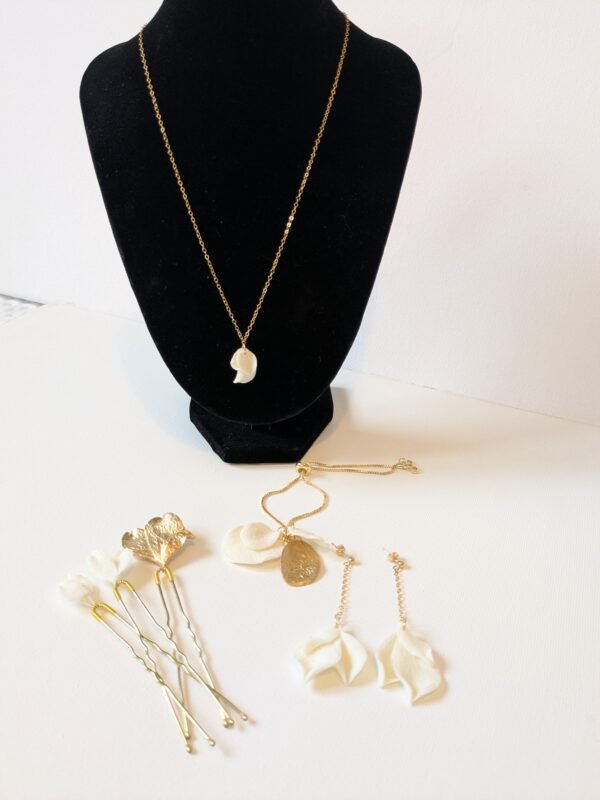 Parure de bijoux pour la mariée moderne et tendance. Fabrication artisanale à Biarritz