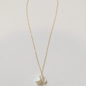 Collier de mariage tendance, fabrication artisanale. Collier orné d'un pendentif de petits pétales de porcelaine froide