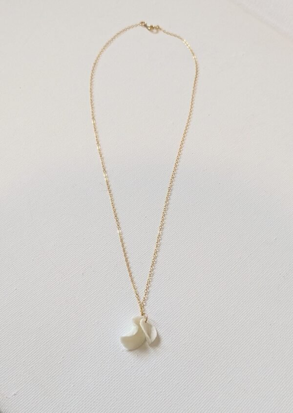 Collier de mariage tendance, fabrication artisanale. Collier orné d'un pendentif de petits pétales de porcelaine froide