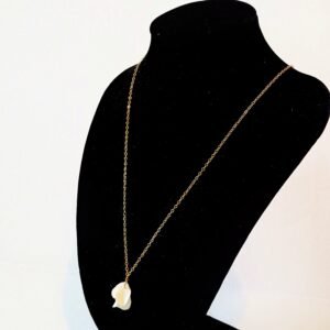 Collier de mariage tendance, fabrication artisanale. Collier orné d'un pendentif de petits pétales de porcelaine froide