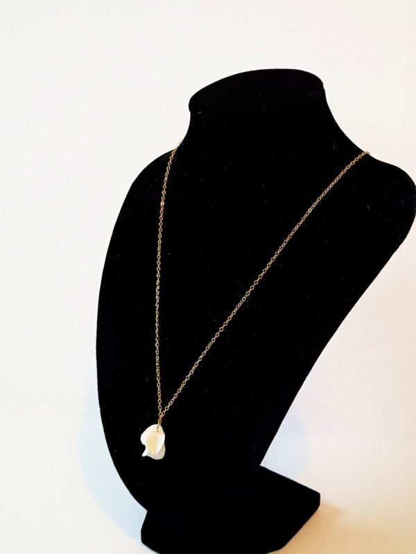 Collier de mariage tendance, fabrication artisanale. Collier orné d'un pendentif de petits pétales de porcelaine froide