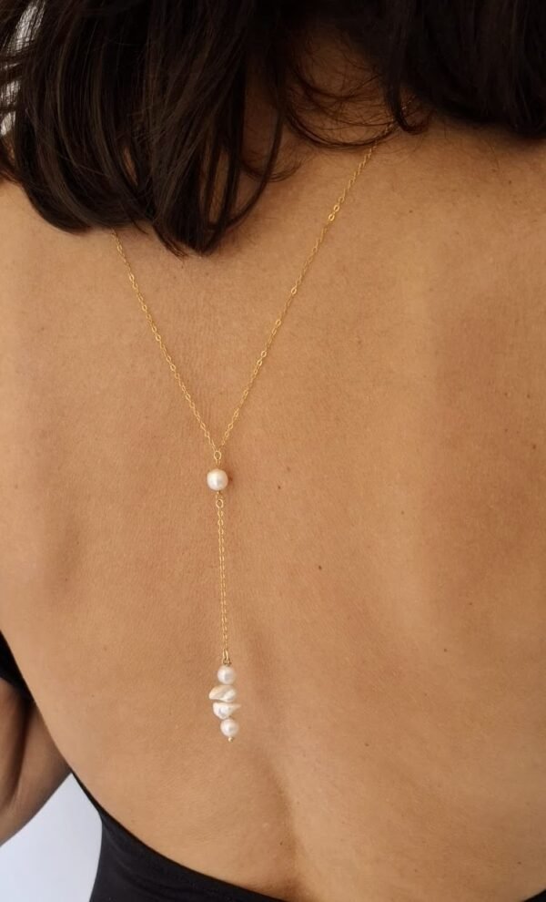 Collier de dos assorti aux boucles d'oreilles perles baroques Thea