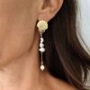 Boucles d'oreilles endantes coquille or et perles baroques d'eau douce