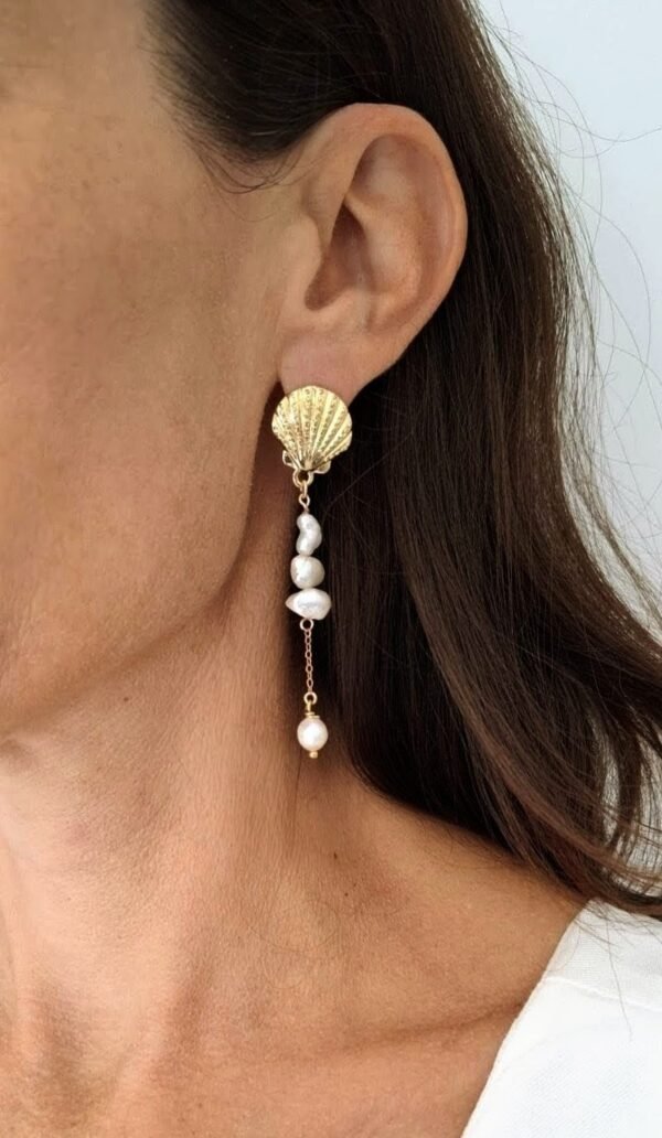 Boucles d'oreilles endantes coquille or et perles baroques d'eau douce