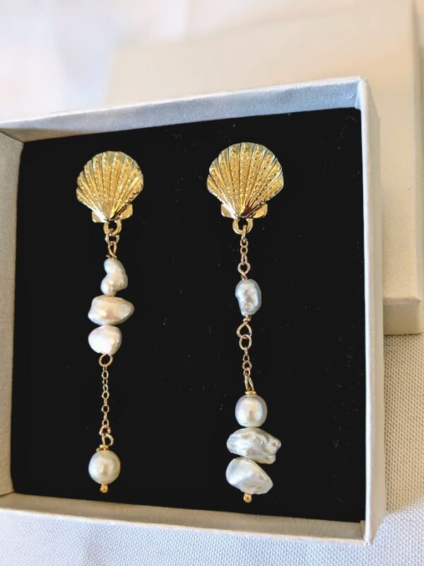 Boucles d'oreilles mariage et quotidien pendantes. coquille or et perles eau douce baroques