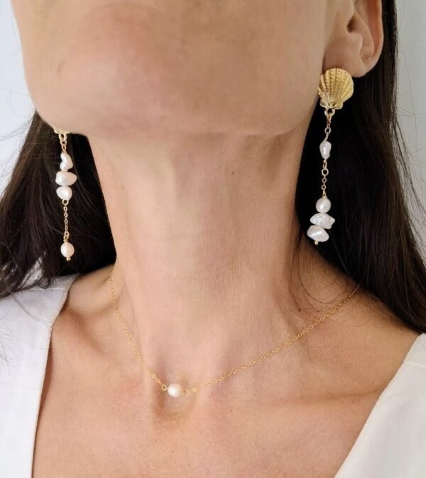 Parure bijou de mariage perles d'eau douce. Boucles d'oreilles asymétriqes avec perles baroques et collier de dos assorti