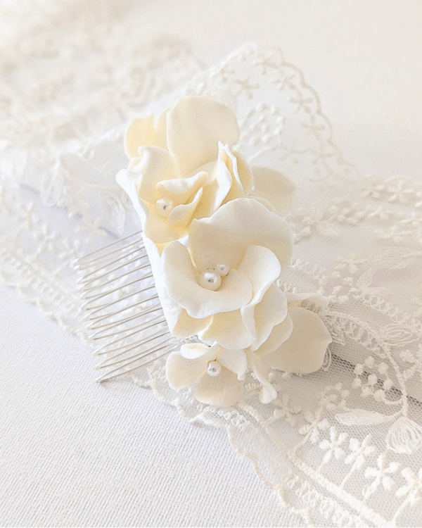Accessoire cheveux mariage unique-fleurs de porcelaine froide et perles
