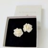 Boucle d'oreille mariage romantique, chic, boucles fleur blanche