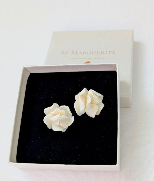 Boucle d'oreille mariage romantique, chic, boucles fleur blanche